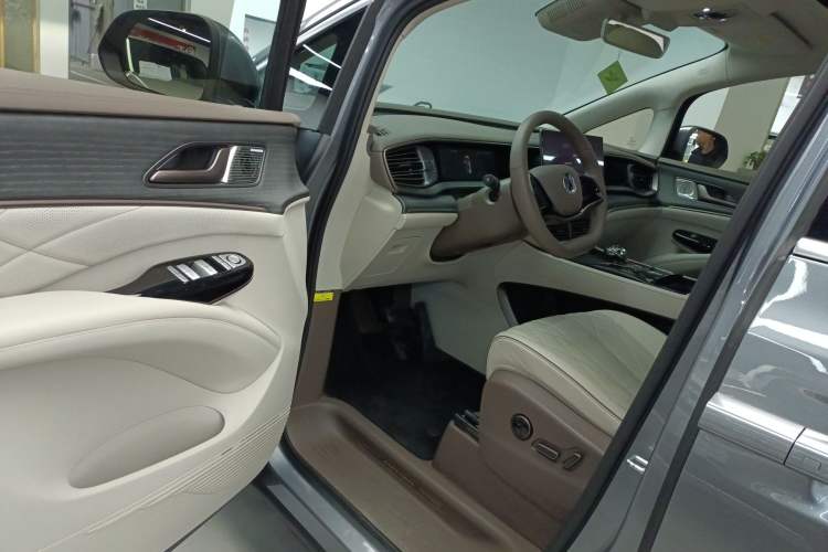 Used Denza D9 2022 DM-i 970 Four-Wheel Drive Flagship Model Driver Seat