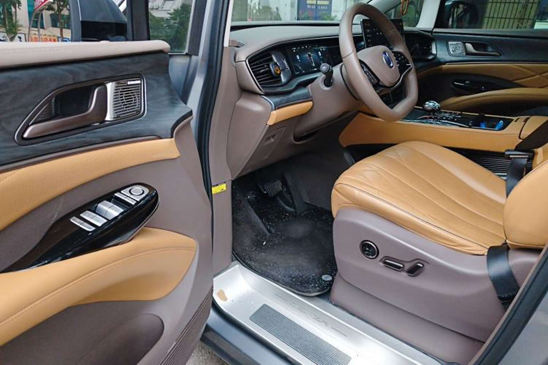 Used Denza D9 2022 DM-i 1040 Prestige Model Driver Seat