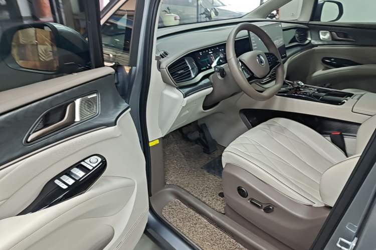 Used Denza D9 2022 DM-i 1040 Prestige Model Driver Seat
