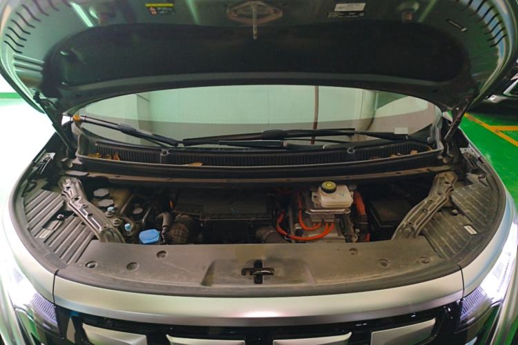 Used Denza D9 2022 DM-i 1040 Prestige Model Engine Bay