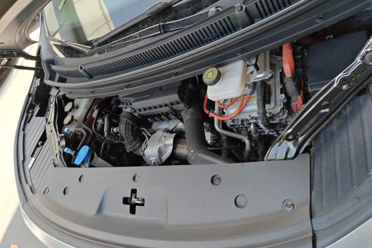 Used Denza D9 2022 DM-i 970 Four-Wheel Drive Flagship Model Engine Bay