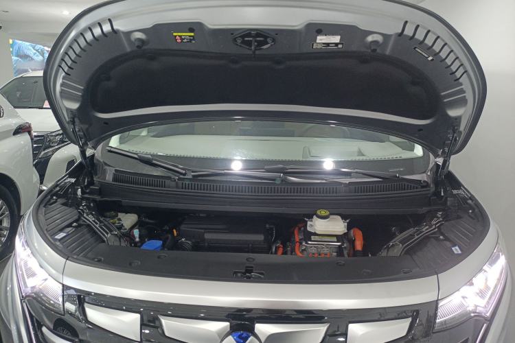 Used Denza D9 2022 DM-i 970 Four-Wheel Drive Flagship Model Engine Bay