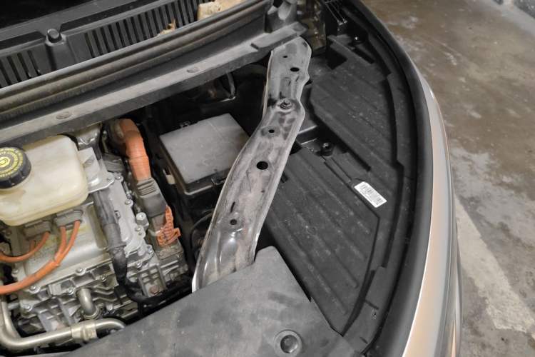 Used Denza D9 2022 DM-i 970 Four-Wheel Drive Flagship Model Engine Bay Left