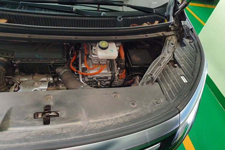 Used Denza D9 2022 DM-i 1040 Prestige Model Engine Bay Left