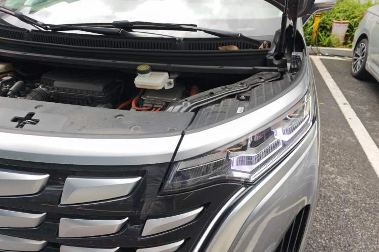 Used Denza D9 2022 DM-i 970 Four-Wheel Drive Prestige Model Engine Bay Left