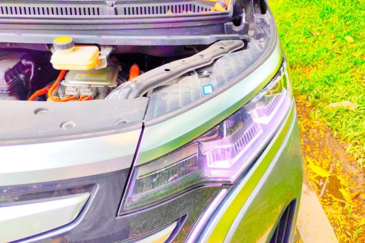Used Denza D9 2022 DM-i 970 Four-Wheel Drive Flagship Model Engine Bay Left