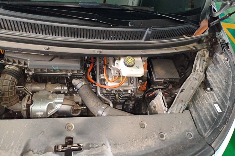 Used Denza D9 2022 DM-i 1040 Prestige Model Engine Bay Left