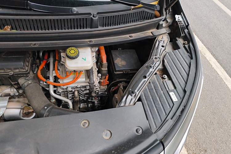 Used Denza D9 2022 DM-i 1040 Prestige Model Engine Bay Left