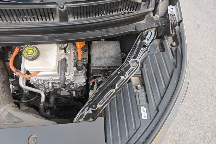 Used Denza D9 2022 DM-i 945 Luxury Model Engine Bay Left