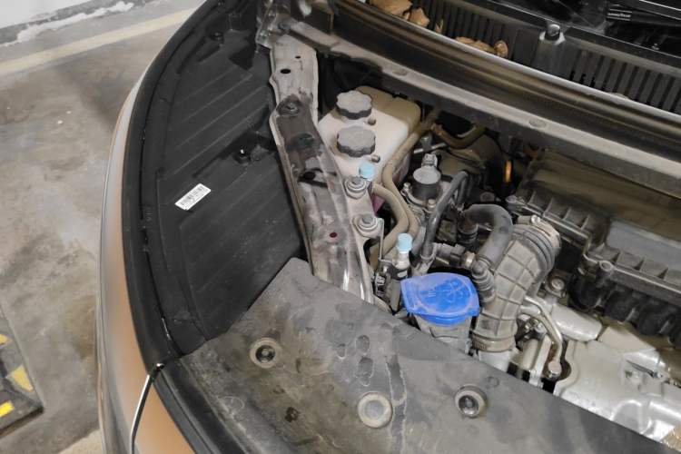 Used Denza D9 2022 DM-i 970 Four-Wheel Drive Flagship Model Engine Bay Right