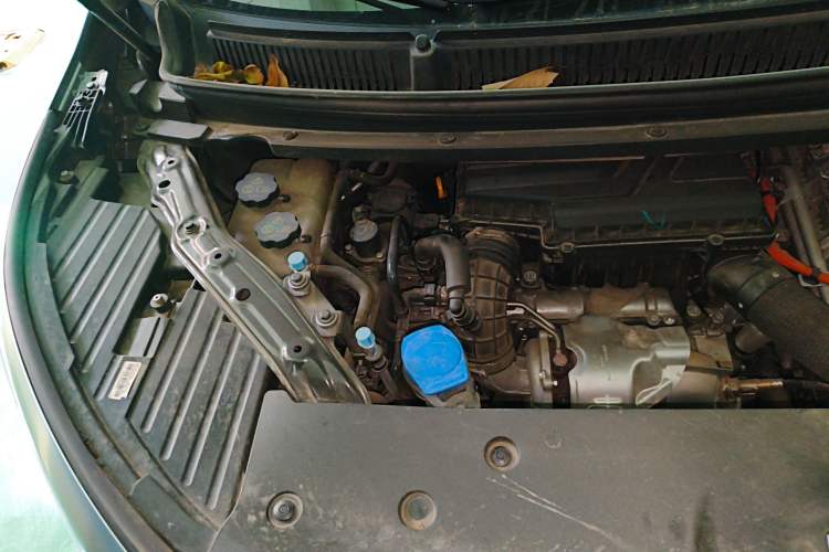 Used Denza D9 2022 DM-i 1040 Prestige Model Engine Bay Right