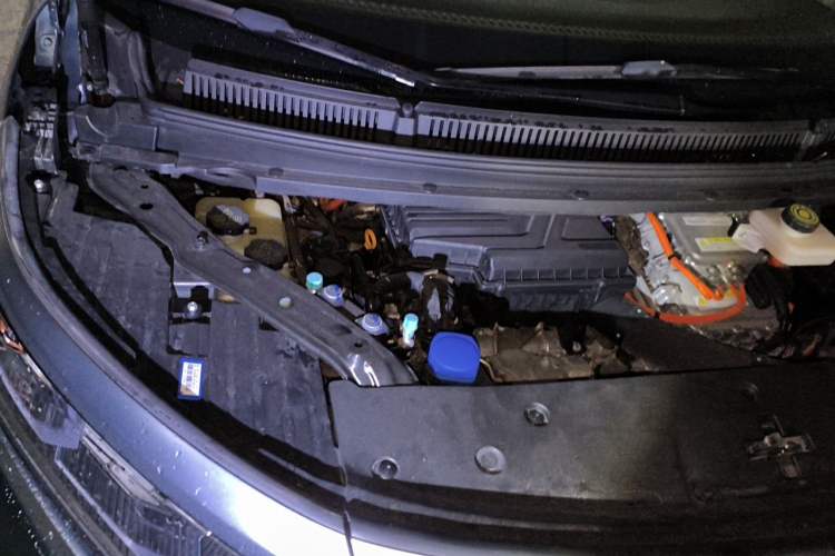 Used Denza D9 2022 DM-i 1040 Prestige Model Engine Bay Right