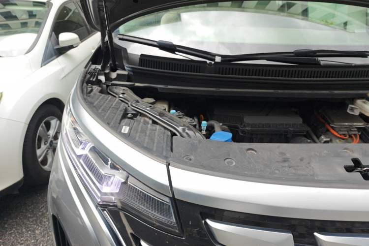 Used Denza D9 2022 DM-i 970 Four-Wheel Drive Prestige Model Engine Bay Right