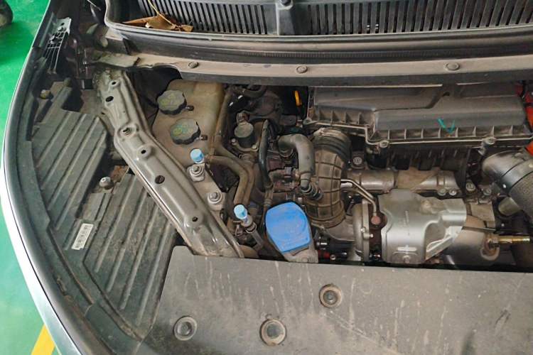 Used Denza D9 2022 DM-i 1040 Prestige Model Engine Bay Right
