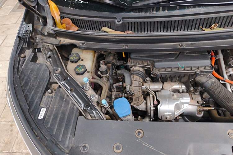 Used Denza D9 2022 DM-i 1040 Prestige Model Engine Bay Right