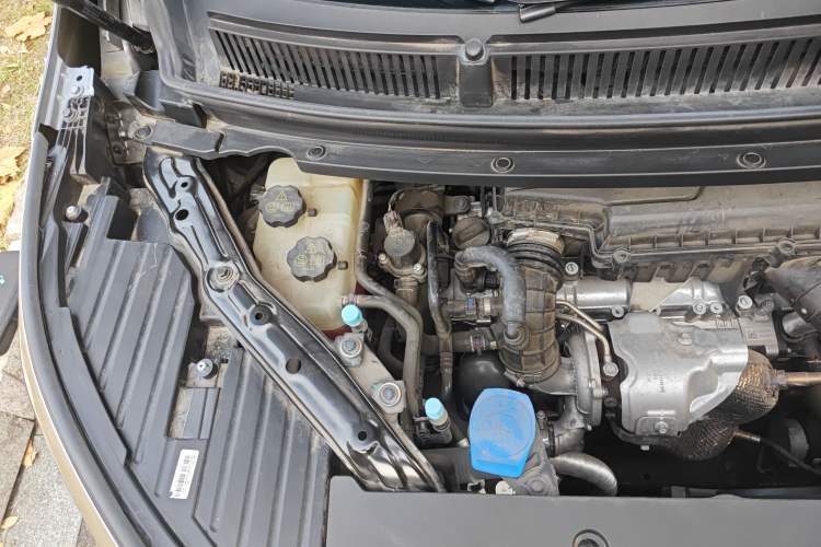 Used Denza D9 2022 DM-i 945 Luxury Model Engine Bay Right