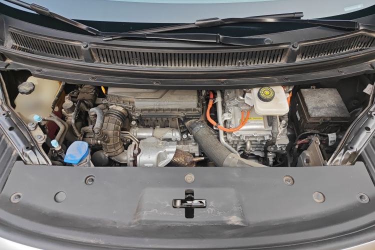 Used Denza D9 2022 DM-i 945 Luxury Model Engine Bay