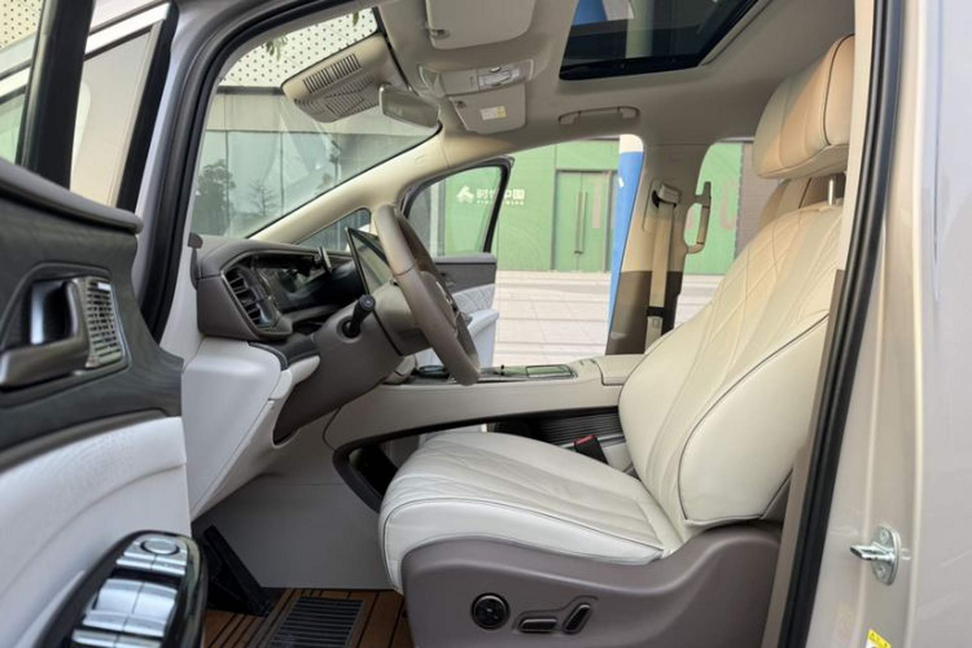 Used Denza D9 2022 DM-i 1040 Prestige Model Exterior 2