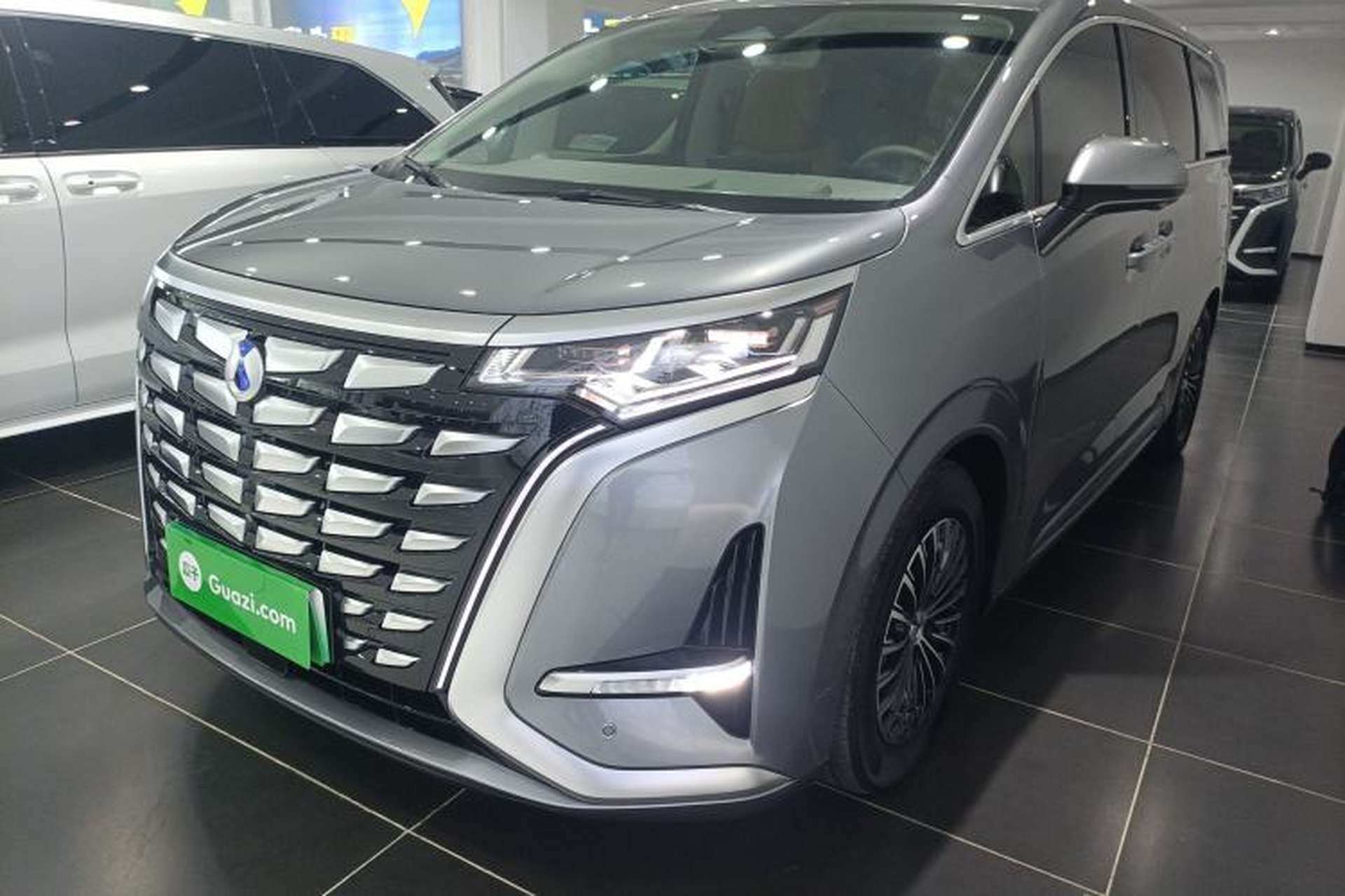 Used Denza D9 2022 DM-i 970 Four-Wheel Drive Flagship Model Exterior 3
