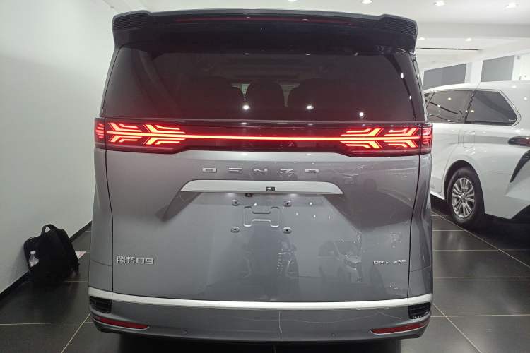 Used Denza D9 2022 DM-i 970 Four-Wheel Drive Flagship Model Exterior 4