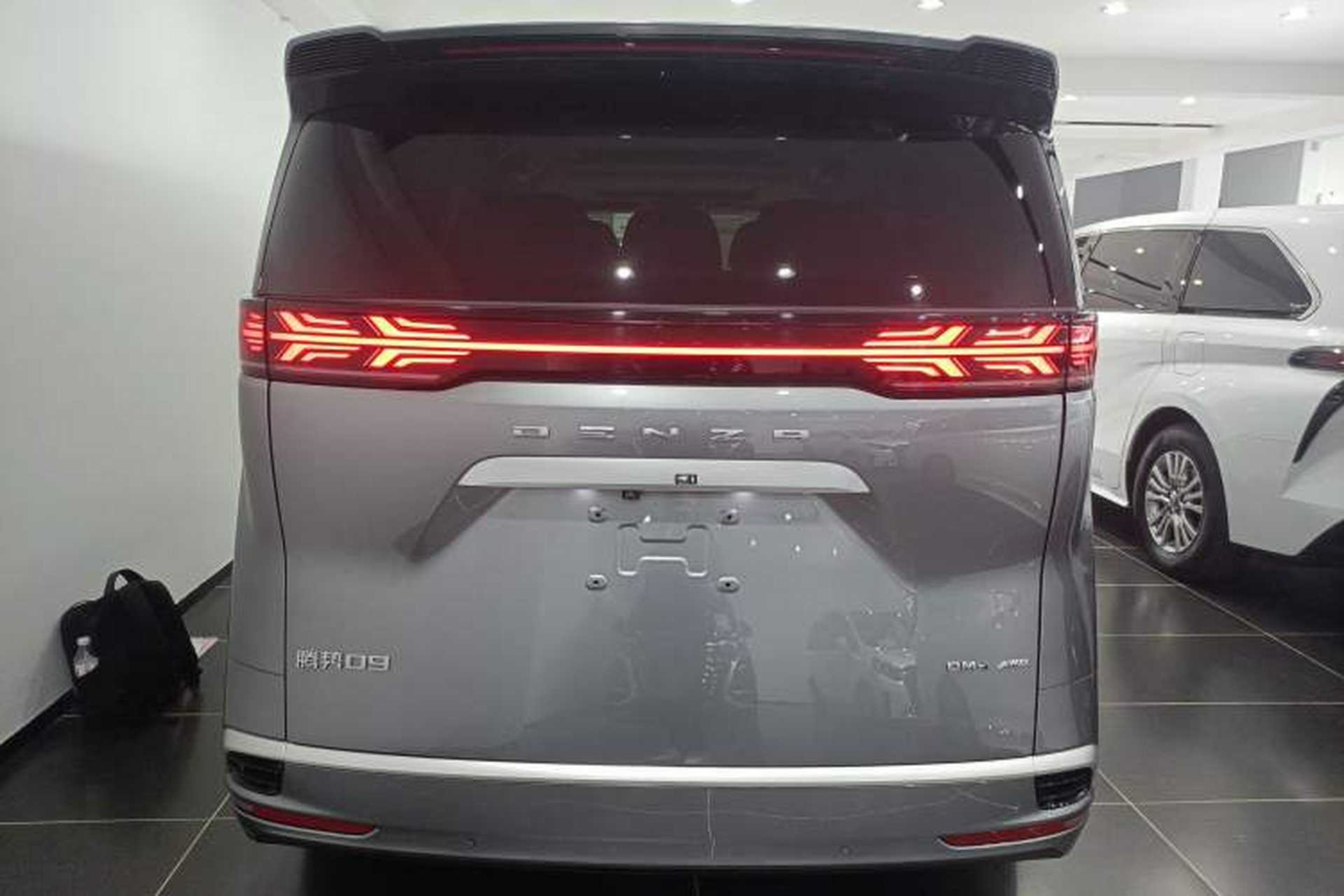 Used Denza D9 2022 DM-i 970 Four-Wheel Drive Flagship Model Exterior 4