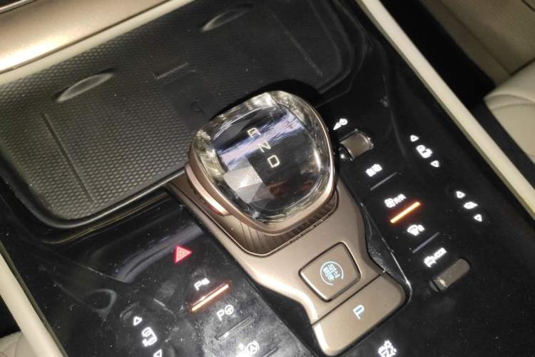 Used Denza D9 2022 DM-i 970 Four-Wheel Drive Flagship Model Gear Lever