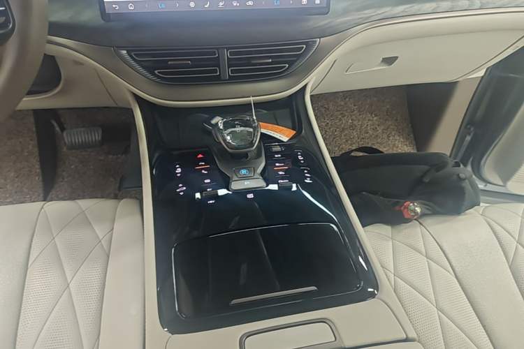Used Denza D9 2022 DM-i 1040 Prestige Model Gear Lever