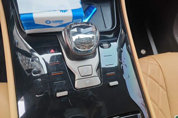 Used Denza D9 2022 DM-i 945 Luxury Model Gear Lever