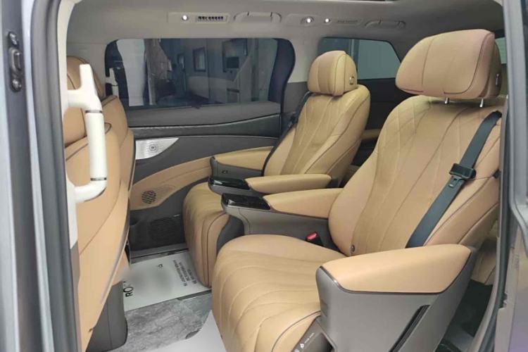 Used Denza D9 2022 DM-i 1040 Prestige Model Interior 1