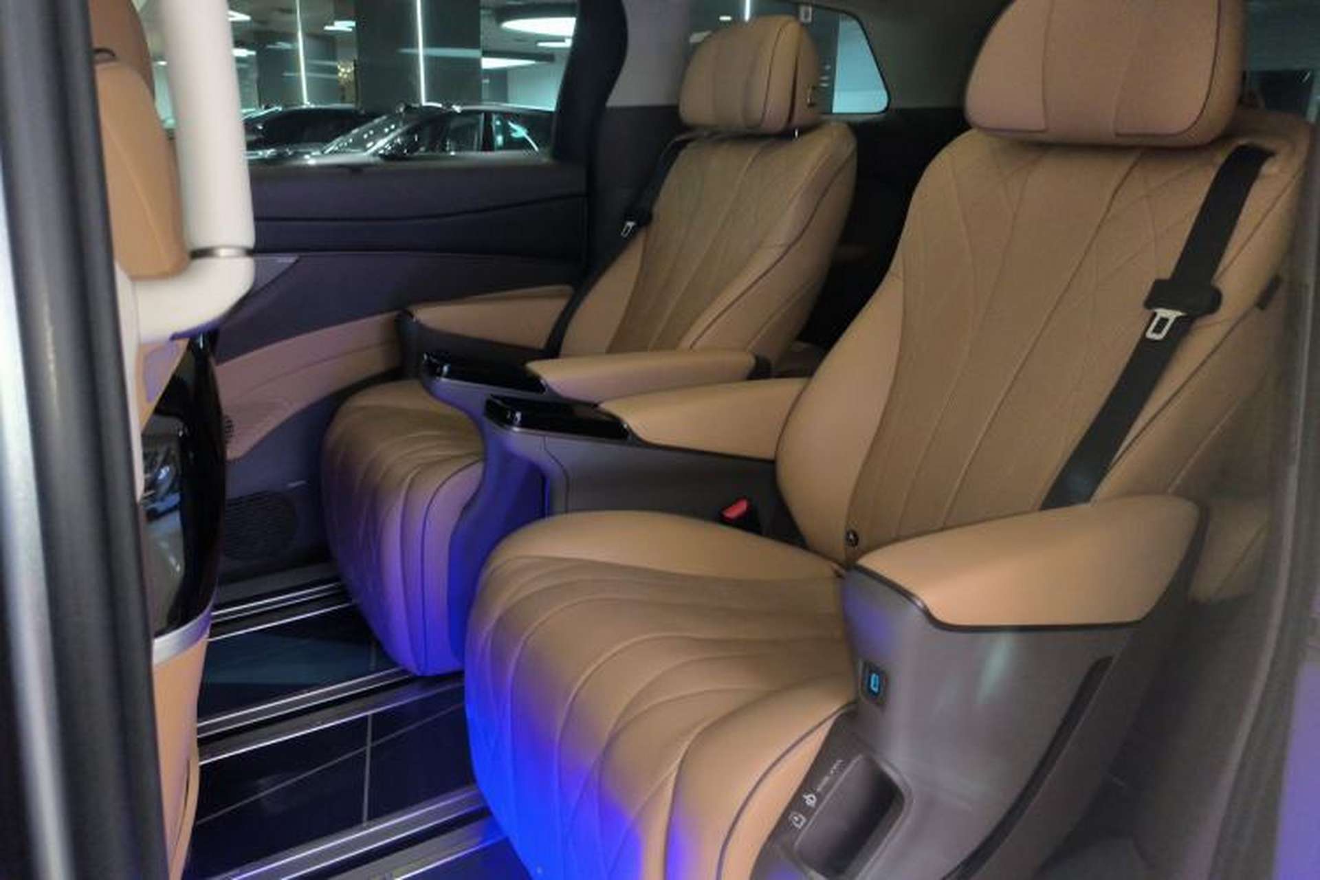 Used Denza D9 2022 EV 600 Four-Wheel Drive Prestige Model Interior 4