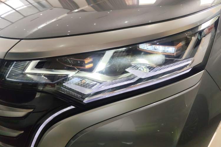 Used Denza D9 2022 DM-i 970 Four-Wheel Drive Flagship Model Left Front Headlight