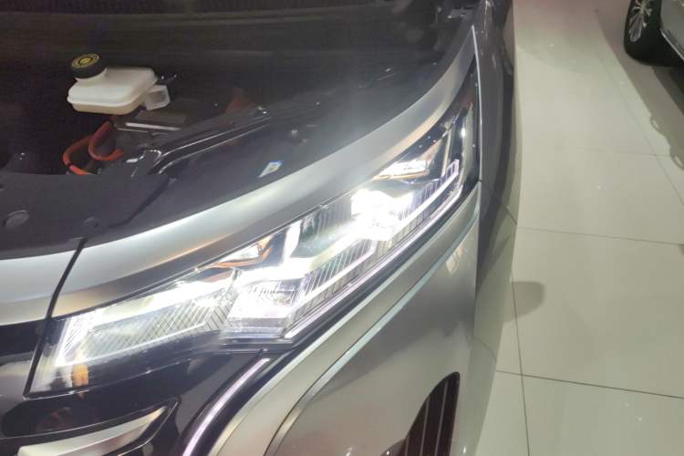 Used Denza D9 2022 DM-i 970 Four-Wheel Drive Flagship Model Left Front Headlight