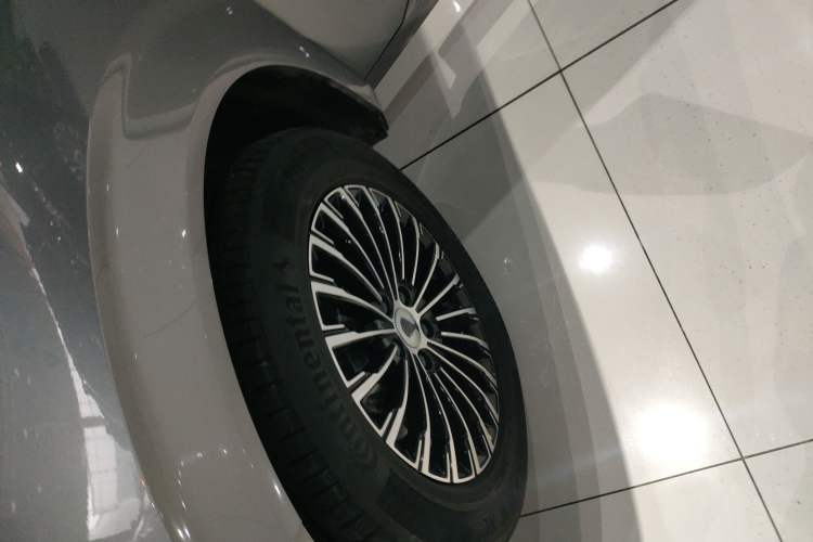 Used Denza D9 2022 DM-i 970 Four-Wheel Drive Flagship Model Left Front Wheel Hub