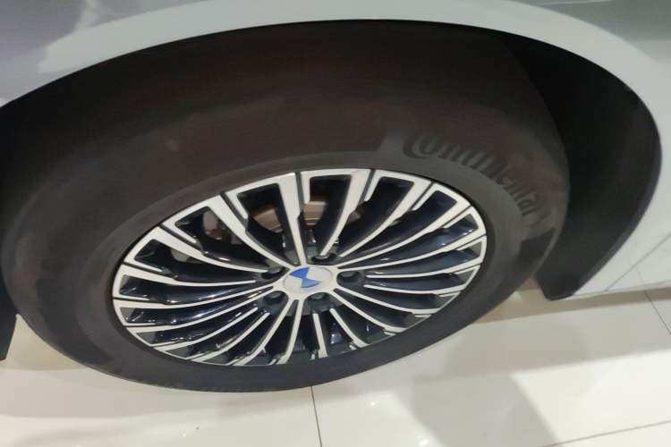 Used Denza D9 2022 DM-i 970 Four-Wheel Drive Flagship Model Left Front Wheel Hub