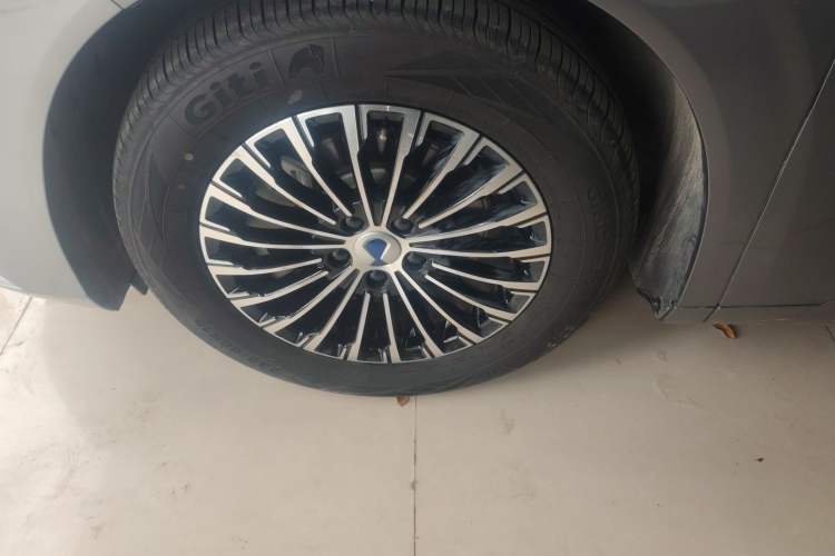 Used Denza D9 2022 DM-i 1040 Prestige Model Left Front Wheel Hub