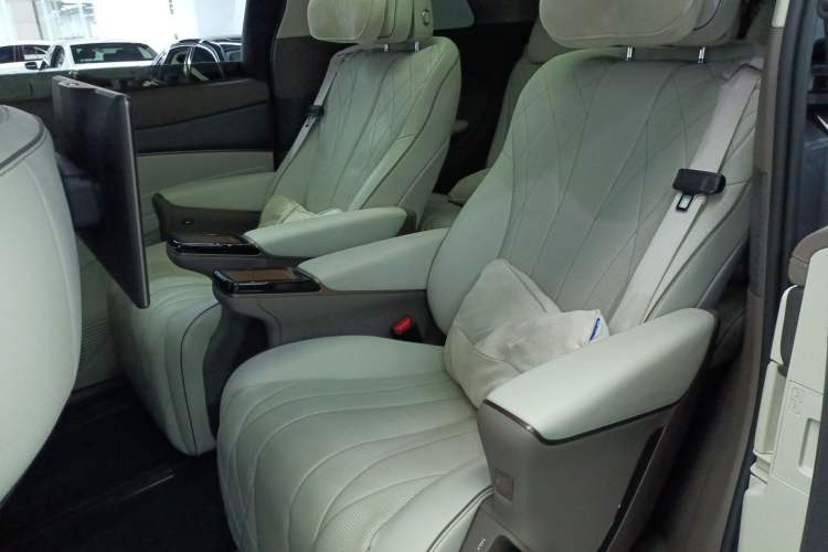 Used Denza D9 2022 DM-i 970 Four-Wheel Drive Flagship Model Left Rear Seat