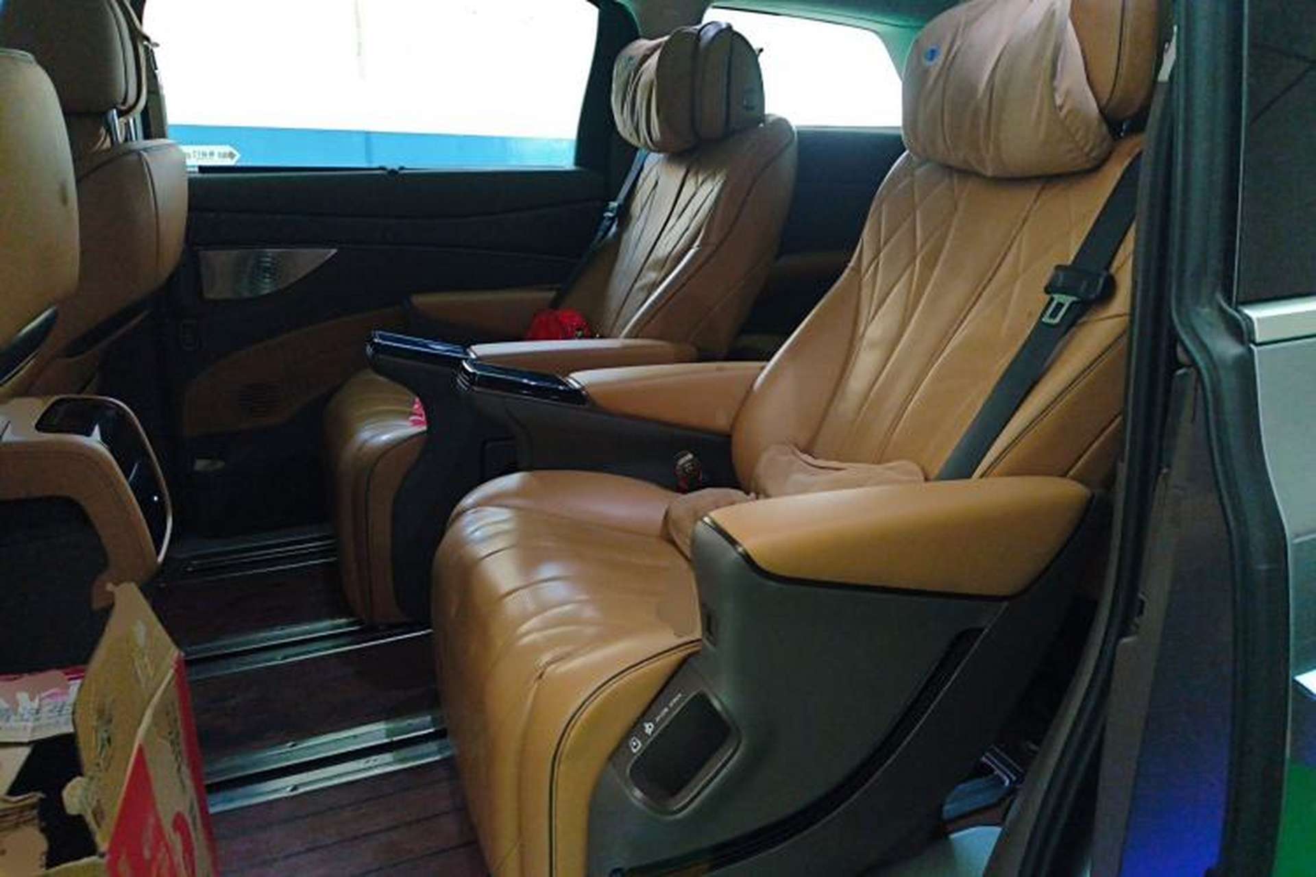 Used Denza D9 2022 DM-i 1040 Prestige Model Left Rear Seat