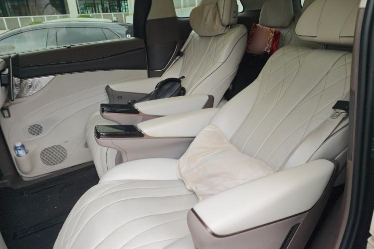 Used Denza D9 2022 DM-i 970 Four-Wheel Drive Prestige Model Left Rear Seat