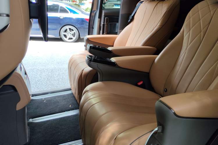Used Denza D9 2022 DM-i 970 Four-Wheel Drive Flagship Model Left Rear Seat