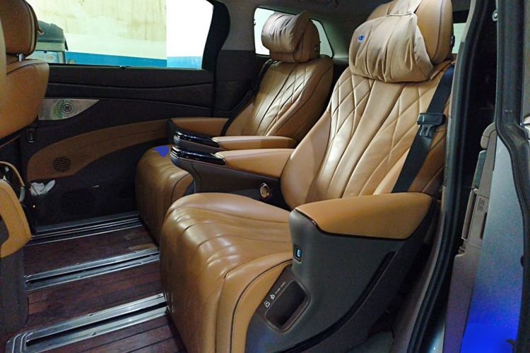 Used Denza D9 2022 DM-i 1040 Prestige Model Left Rear Seat