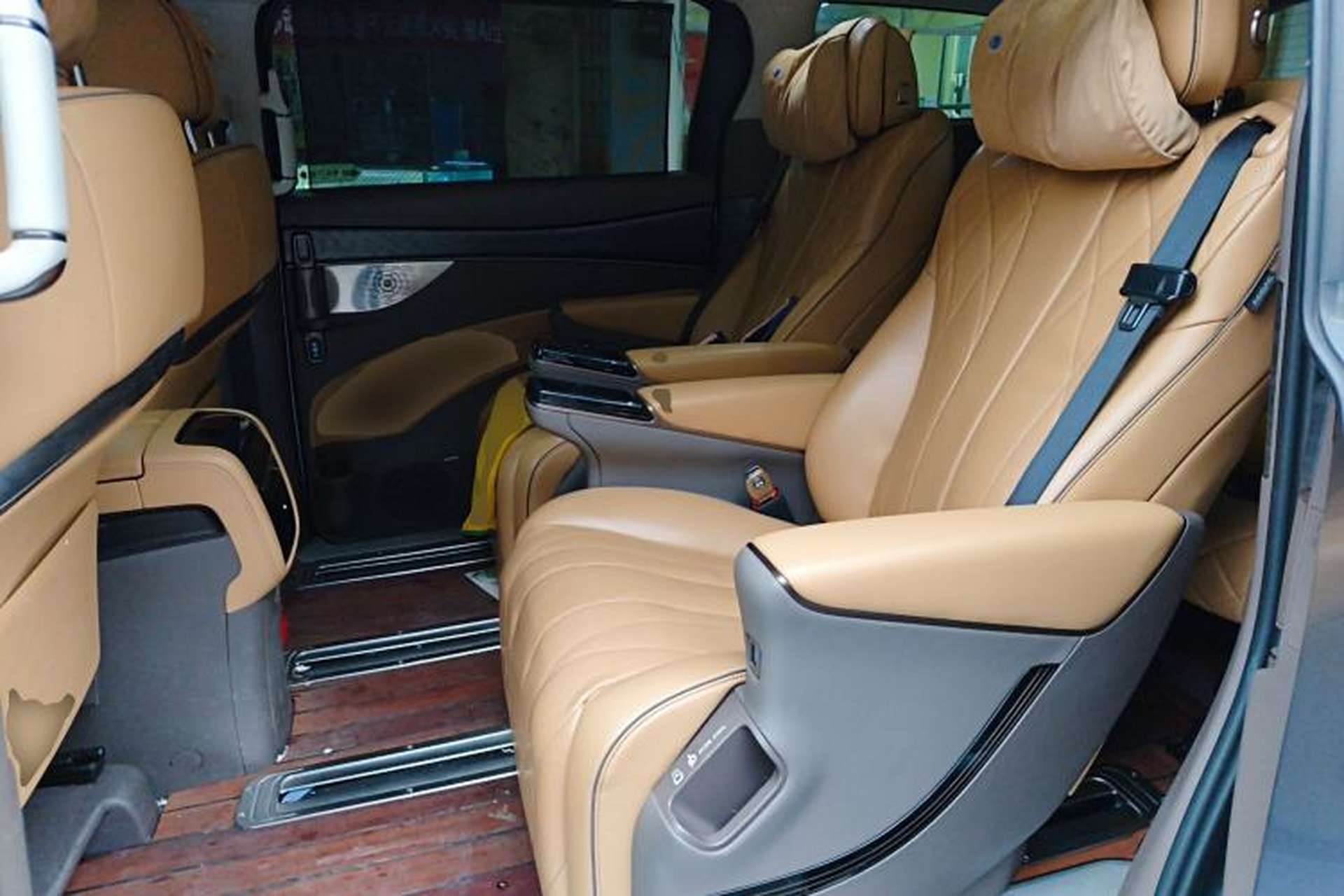 Used Denza D9 2022 DM-i 1040 Prestige Model Left Rear Seat