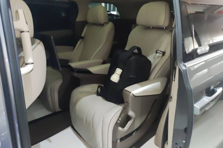 Used Denza D9 2022 DM-i 970 Four-Wheel Drive Flagship Model Left Rear Seat