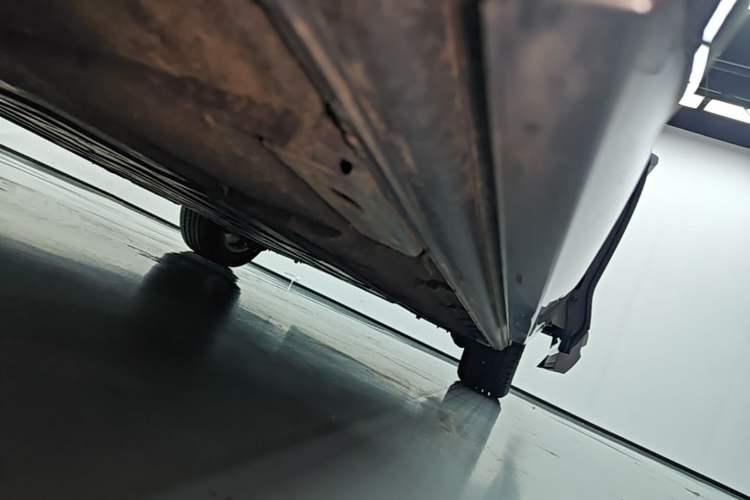Used Denza D9 2022 DM-i 1040 Prestige Model Left Side Sill