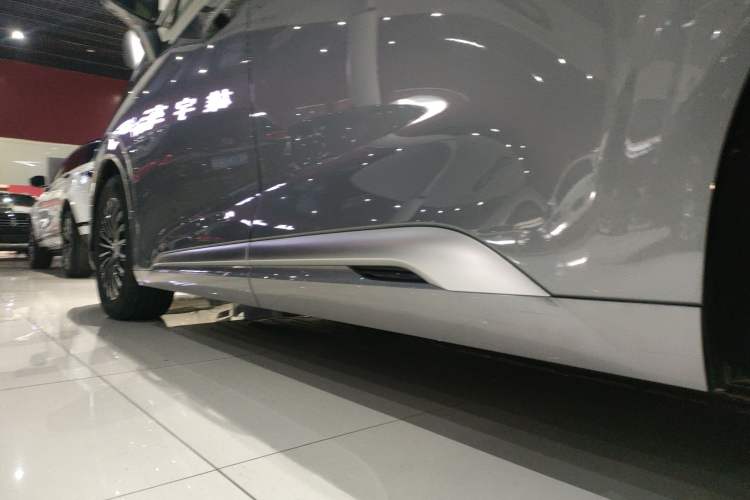 Used Denza D9 2022 DM-i 970 Four-Wheel Drive Flagship Model Left Side Sill