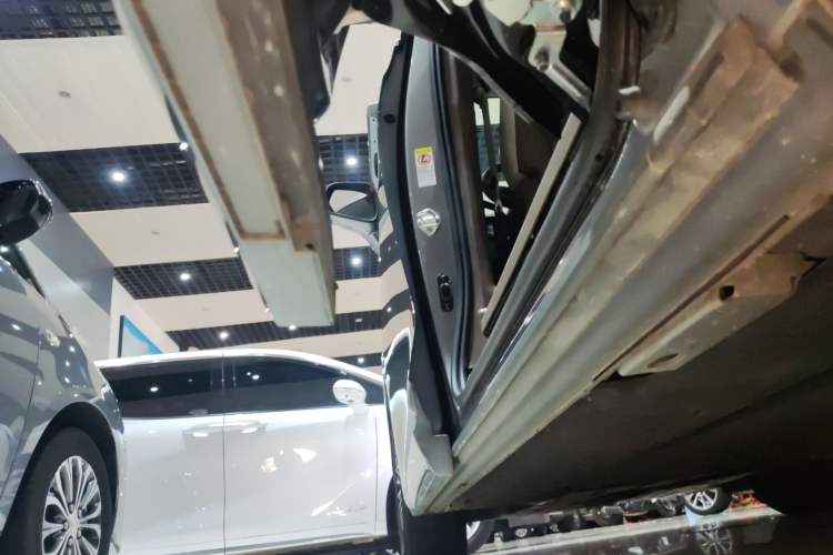 Used Denza D9 2022 DM-i 970 Four-Wheel Drive Flagship Model Left Side Sill