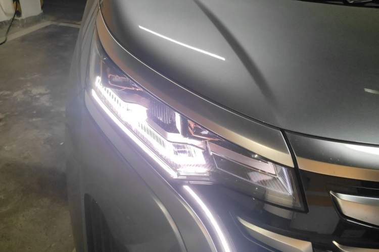Used Denza D9 2022 DM-i 970 Four-Wheel Drive Flagship Model Right Front Headlight
