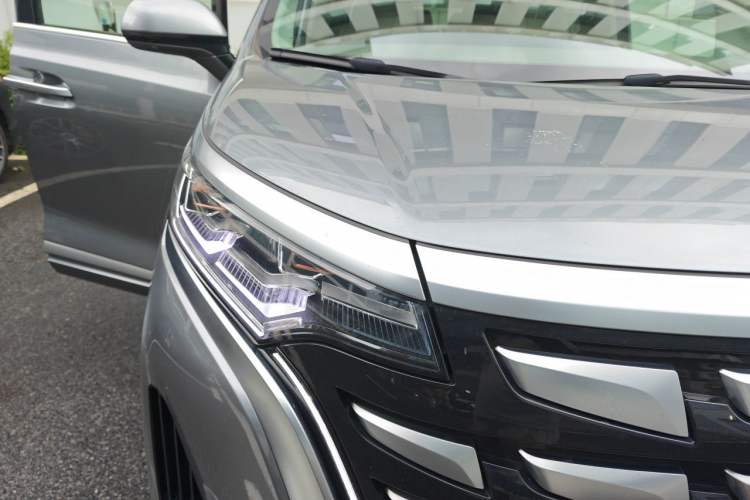 Used Denza D9 2022 DM-i 970 Four-Wheel Drive Prestige Model Right Front Headlight