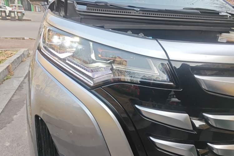 Used Denza D9 2022 DM-i 945 Luxury Model Right Front Headlight