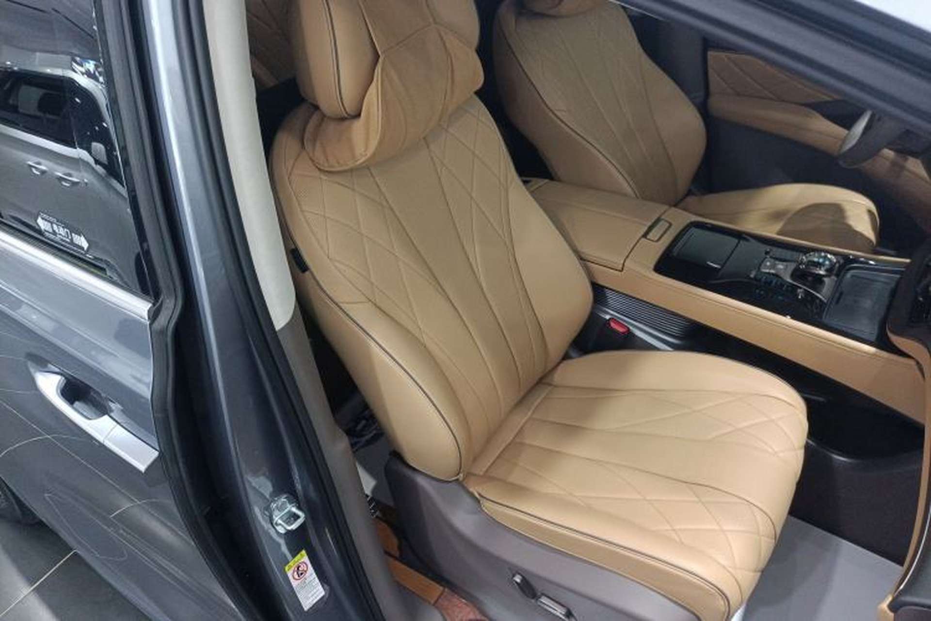 Used Denza D9 2022 DM-i 970 Four-Wheel Drive Flagship Model Right Front Seat