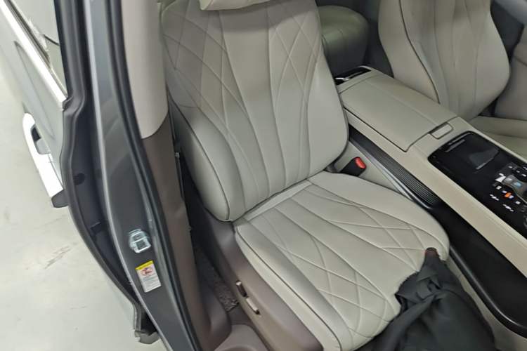Used Denza D9 2022 DM-i 1040 Prestige Model Right Front Seat